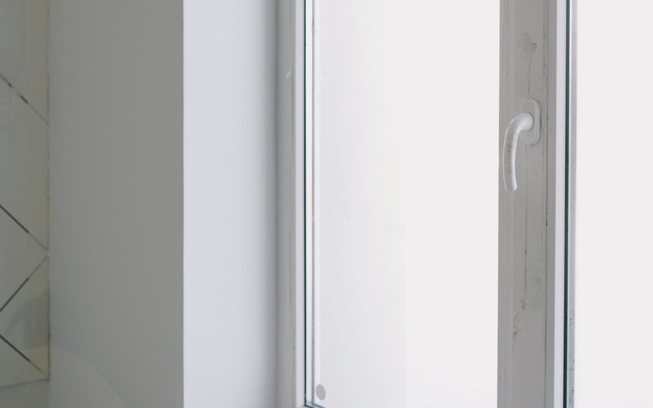Appartement encombré de poussière et de gravats après travaux
