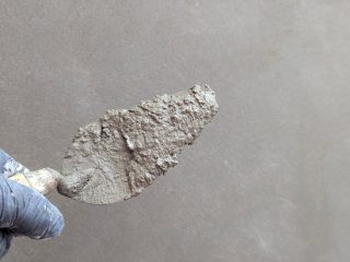 Application du stucco à la truelle sur un mur