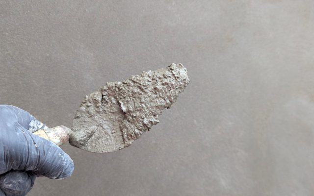 Application du stucco à la truelle sur un mur