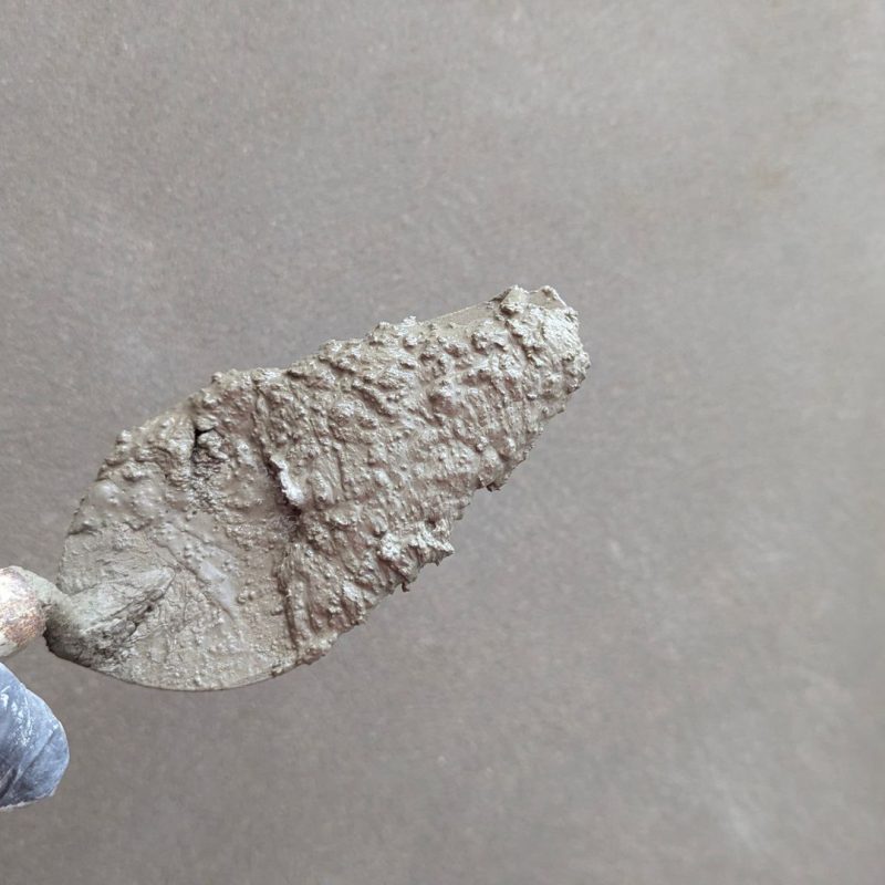 Application du stucco à la truelle sur un mur