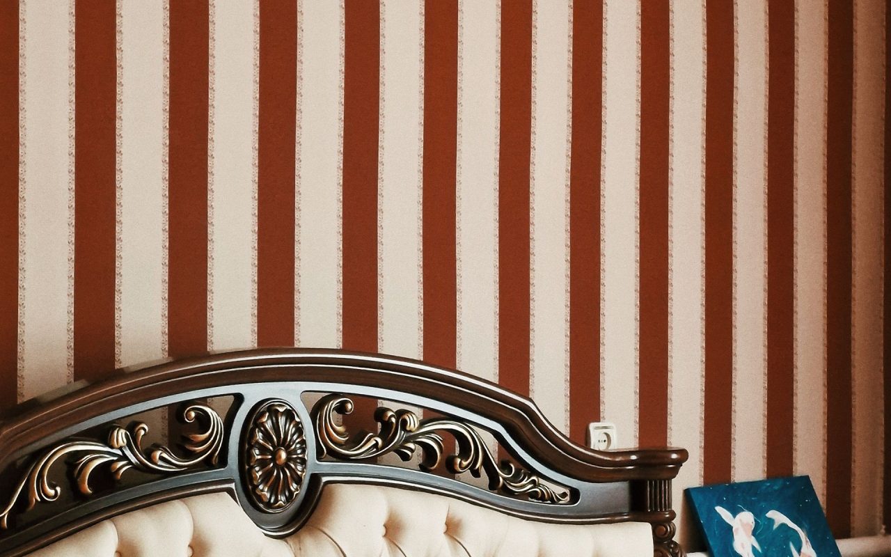 La même chambre après la pose, avec tête de lit décorative