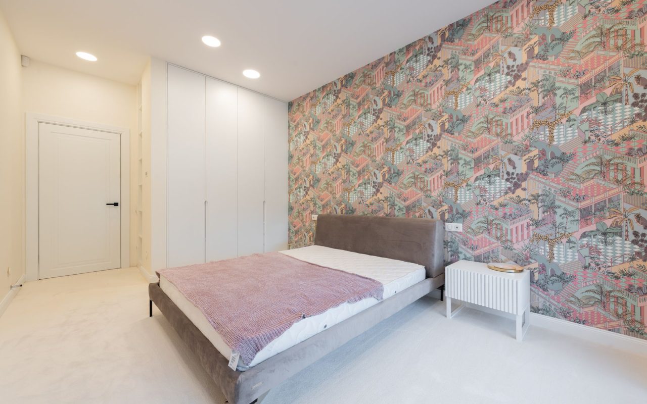 Chambre sobre prête à recevoir un papier peint