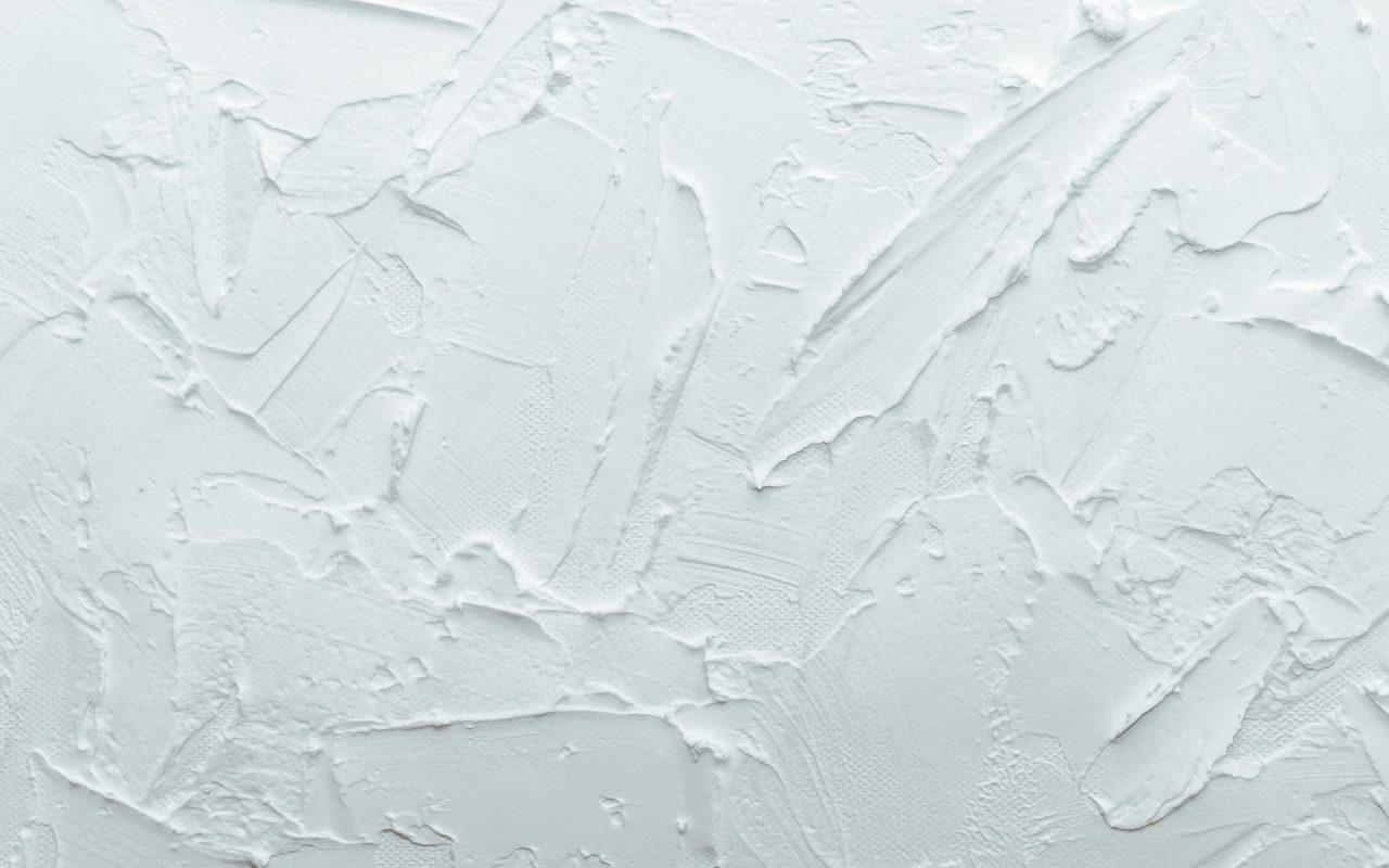 Surface murale texturée révélant la finition de la peinture