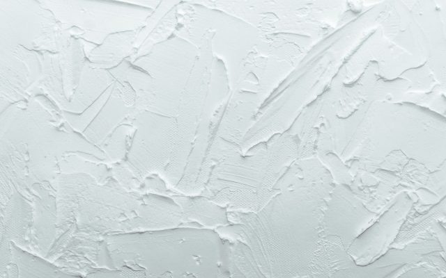 Surface murale texturée révélant la finition de la peinture