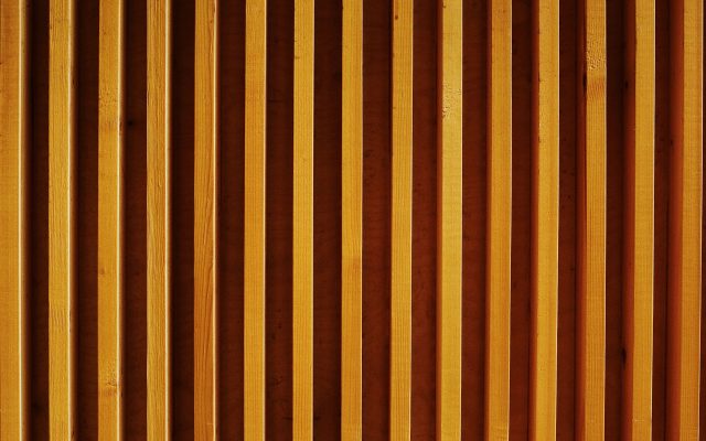 Détail des planches de bois posées sur le mur