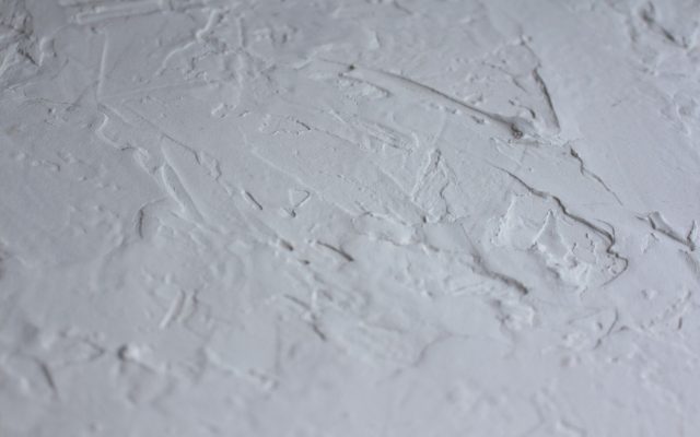 Détail de la surface irrégulière du stucco