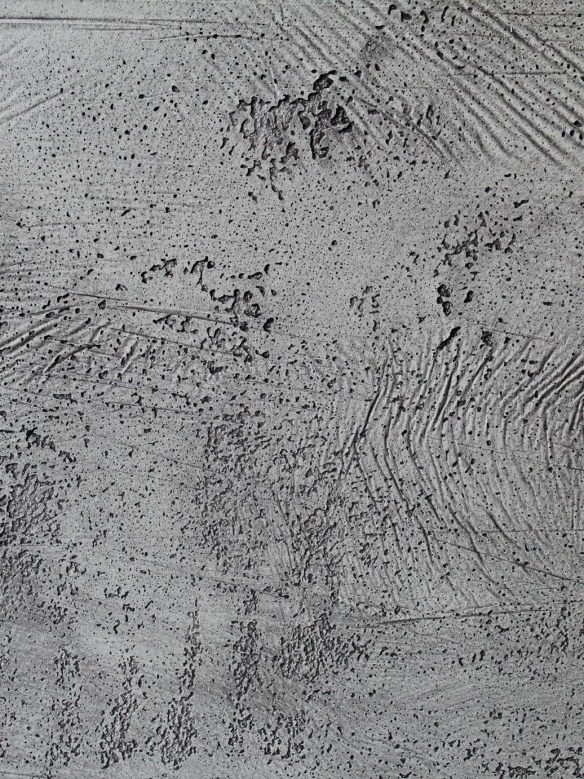Enduit mural travaillé en relief avec un motif régulier
