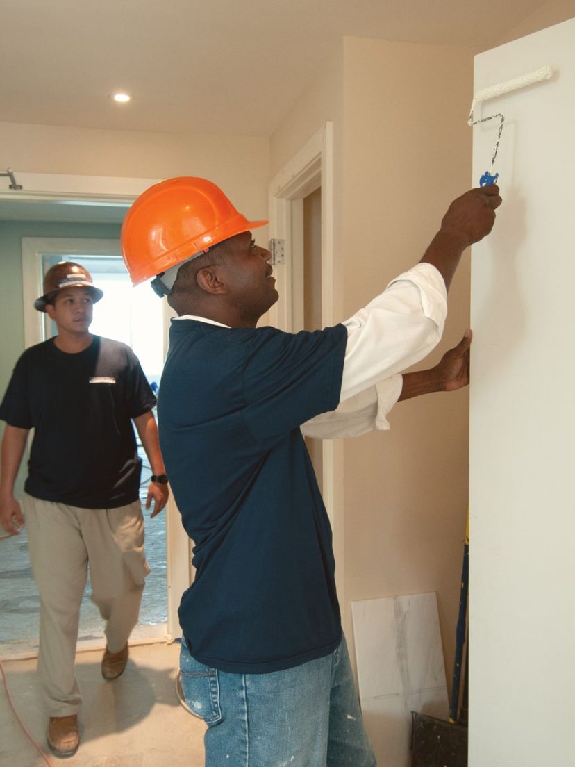 Application de peinture sur les murs intérieurs d'un chantier