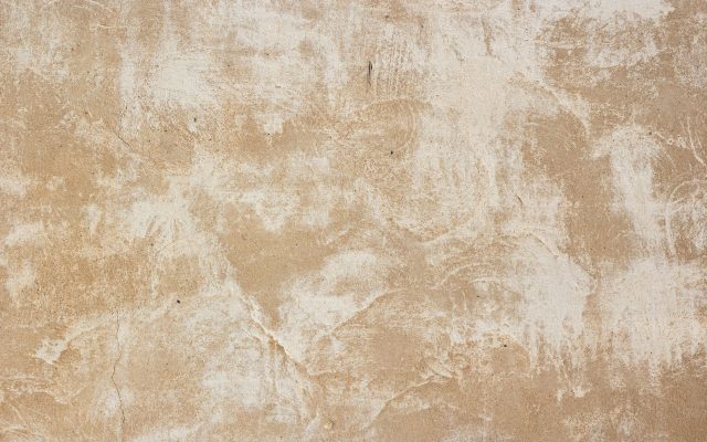 Finition nacrée aux reflets doux sur un mur beige