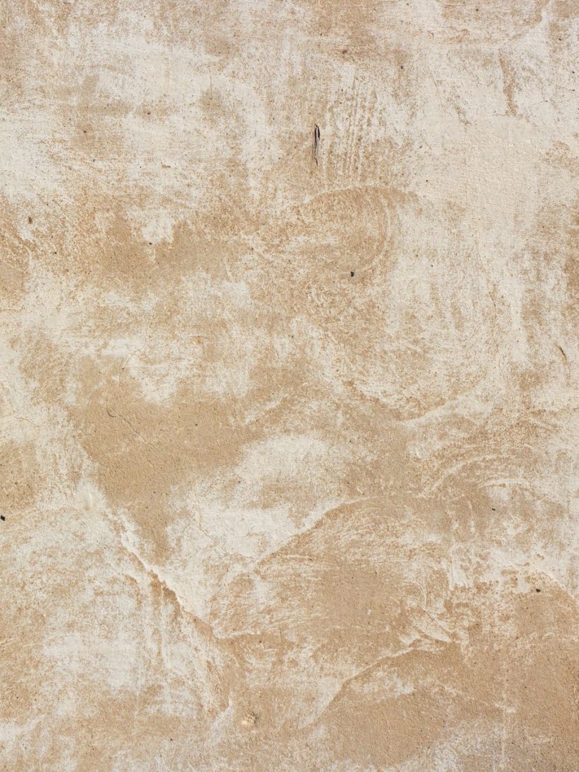 Finition nacrée aux reflets doux sur un mur beige