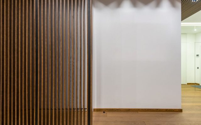 Habillage mural en bois dans un appartement contemporain