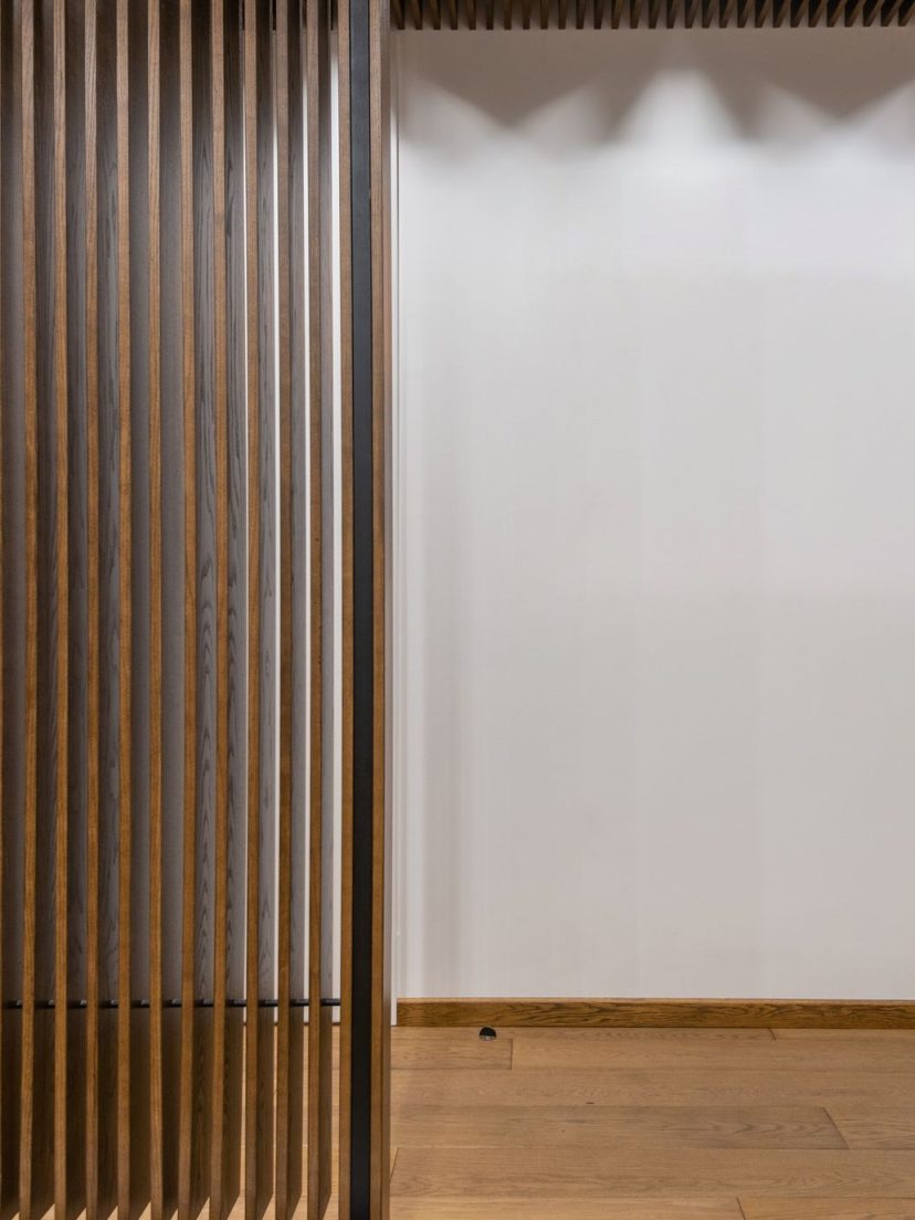 Habillage mural en bois dans un appartement contemporain