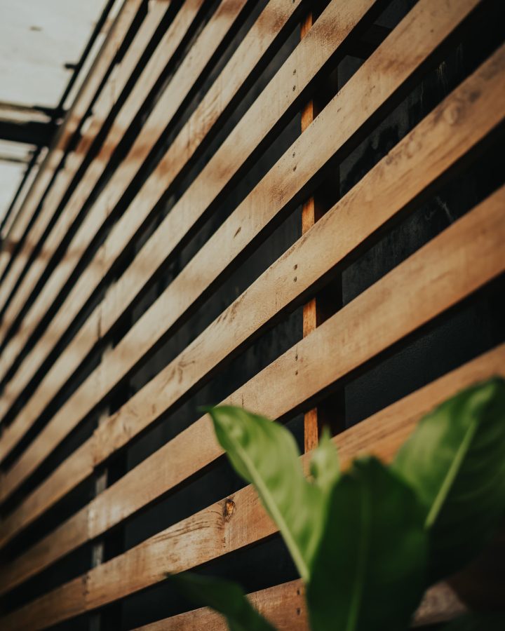 Habillage mural en tasseaux de bois dans un séjour