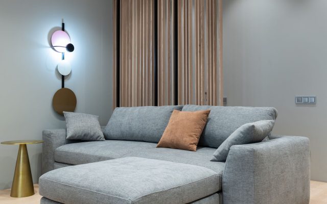 Salon moderne avec un mur habillé de bois
