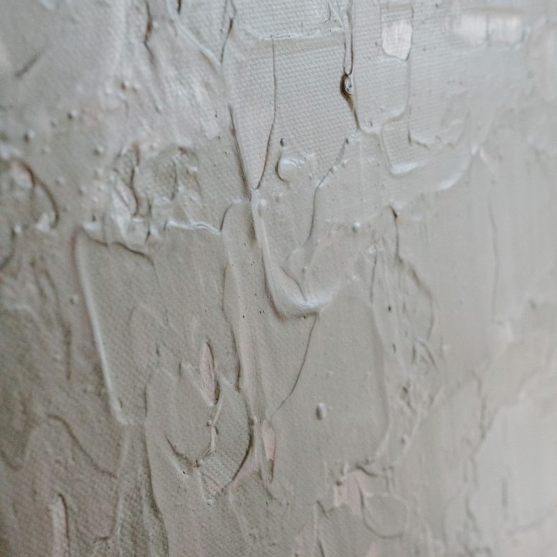 Matière argileuse travaillée sur un mur décoratif