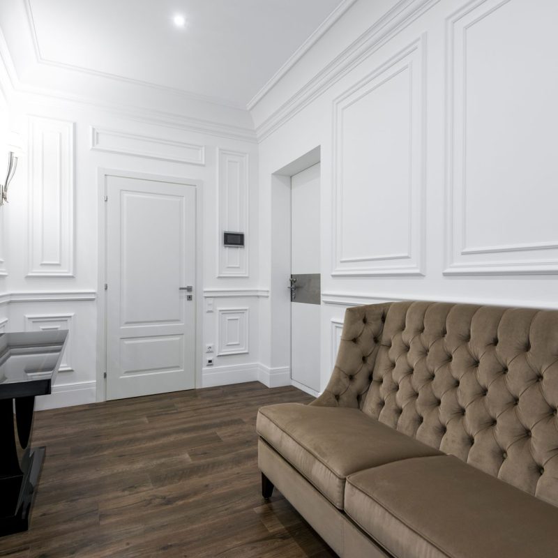 Moulures murales au-dessus d'un parquet