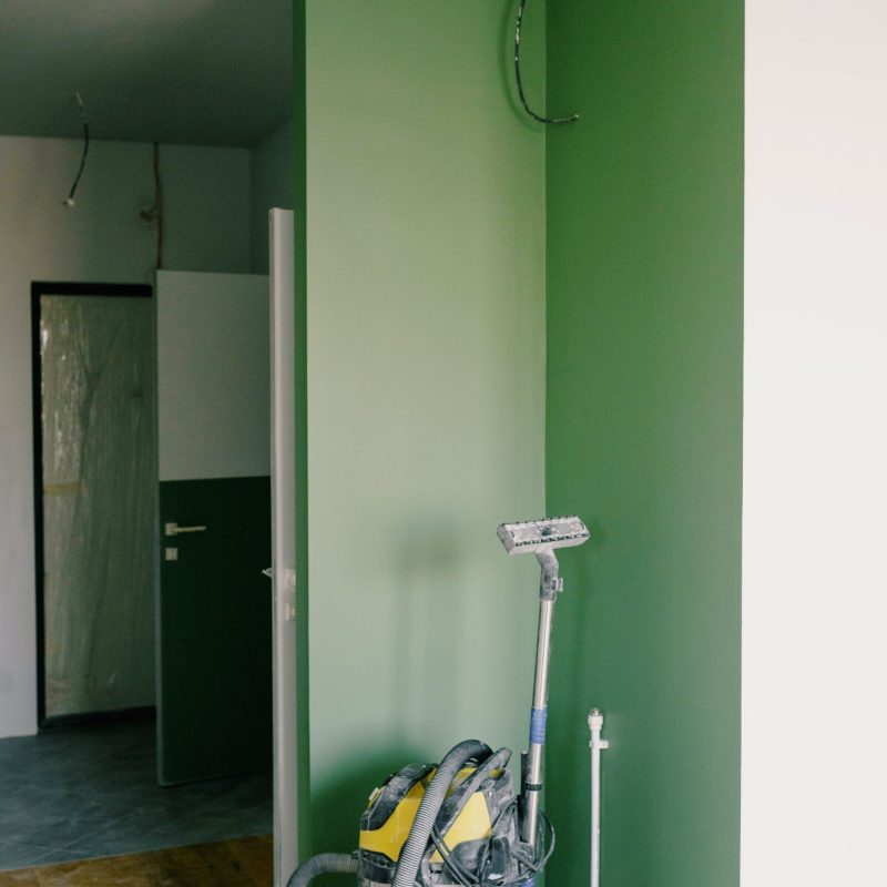 Nettoyage des sols dans un appartement neuf