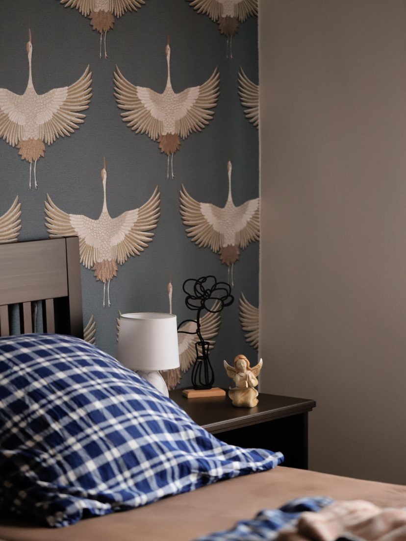 Chambre habillée d'un papier peint à motif