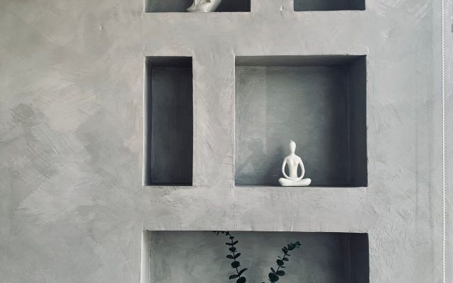 Mur en stucco décoratif gris avec des niches