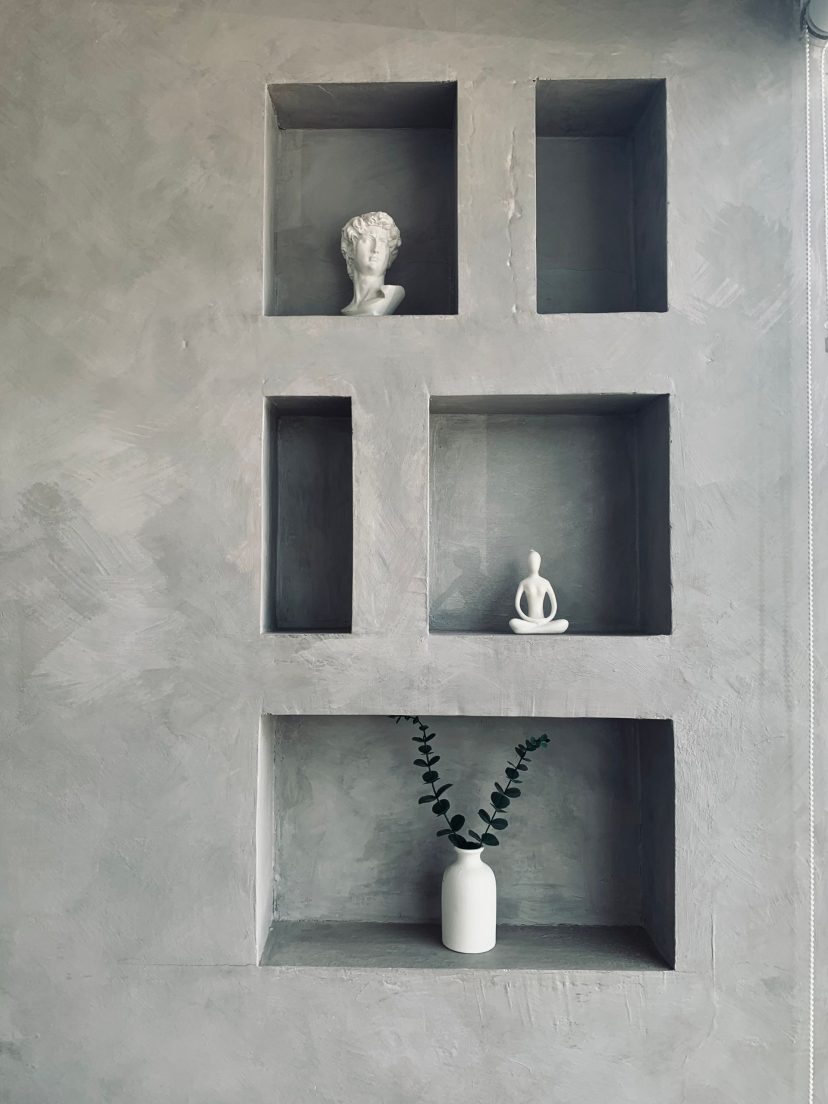 Mur en stucco décoratif gris avec des niches