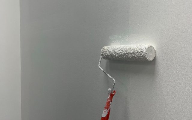 Mur intérieur fraîchement peint en blanc