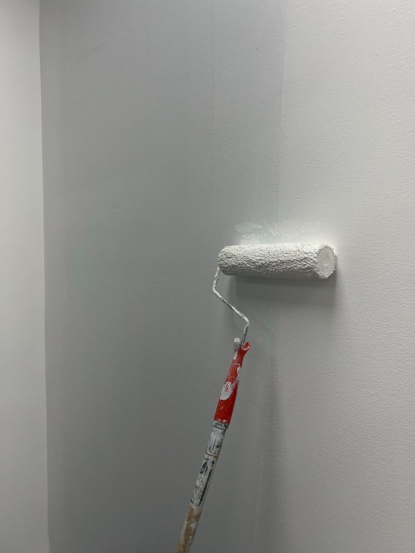 Mur intérieur fraîchement peint en blanc