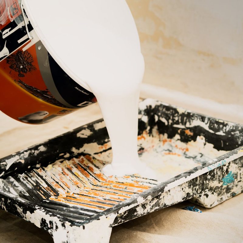 Peinture blanche versée dans un pot