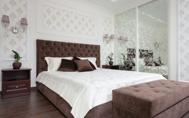 Motifs décoratifs appliqués au pochoir sur un mur de chambre