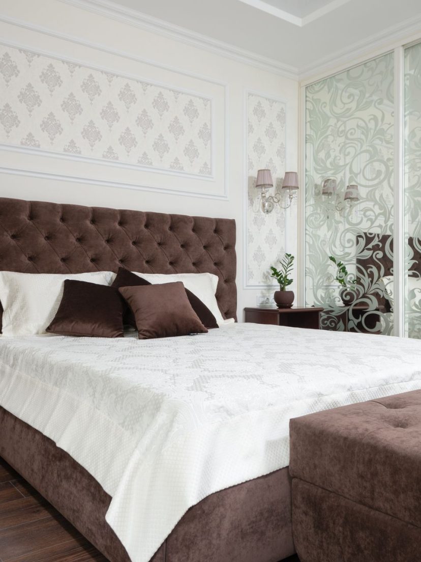 Motifs décoratifs appliqués au pochoir sur un mur de chambre