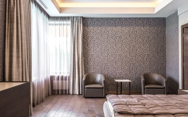 Papier peint posé dans une chambre au sol en parquet