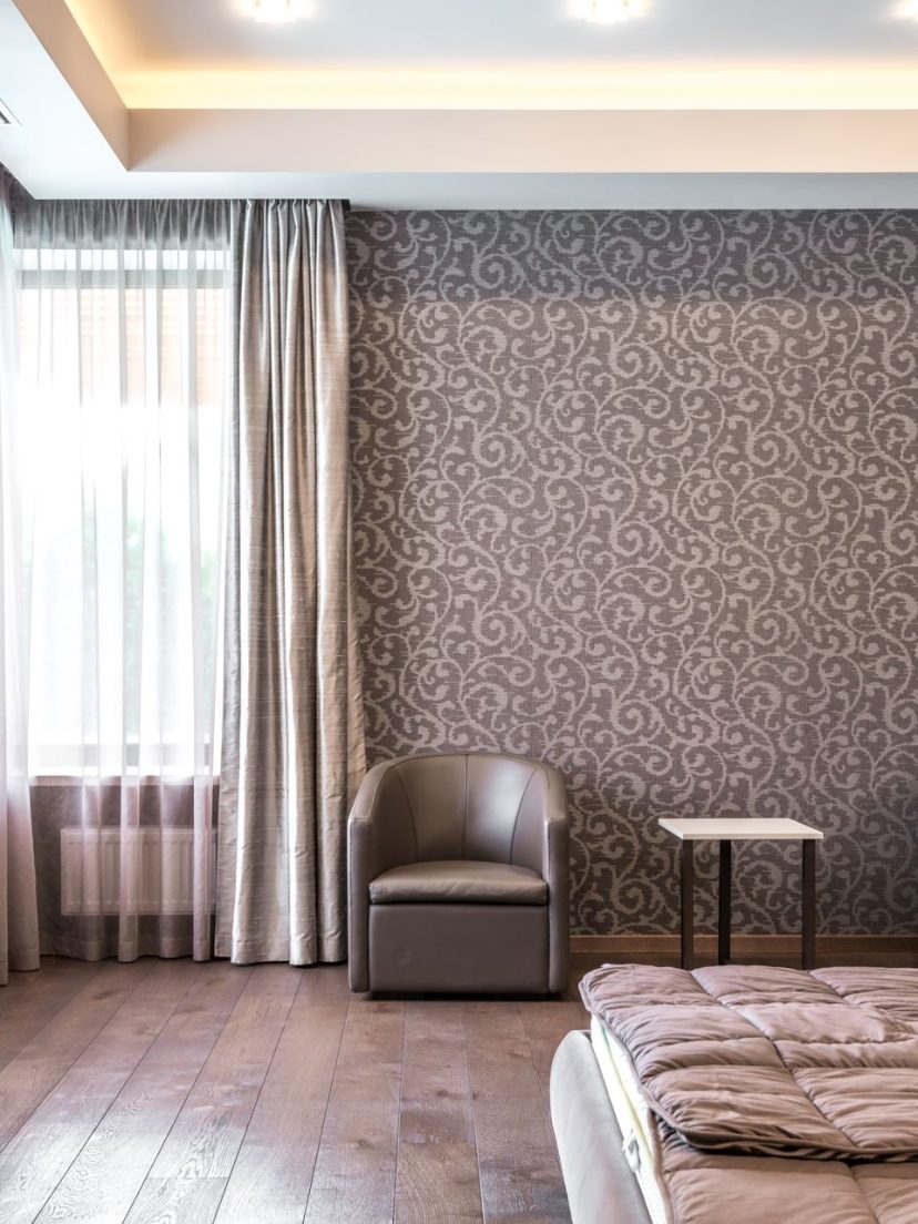 Papier peint posé dans une chambre au sol en parquet