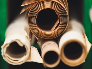 Rouleaux de papier peint stockés