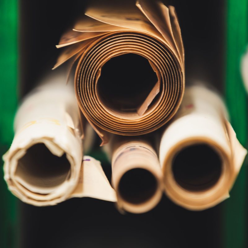 Rouleaux de papier peint stockés