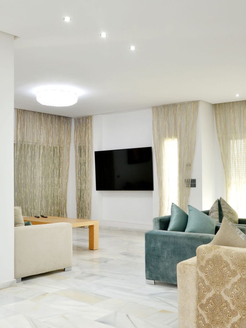 Salon aux murs soigneusement finis, dans des tons chauds