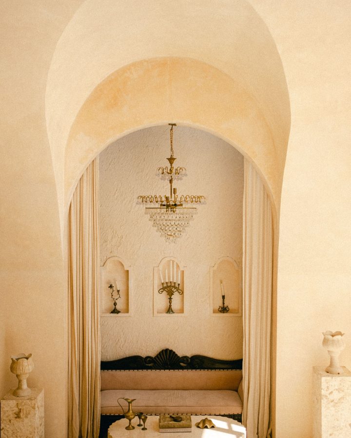 Séjour avec arche et murs traités en enduit décoratif texturé