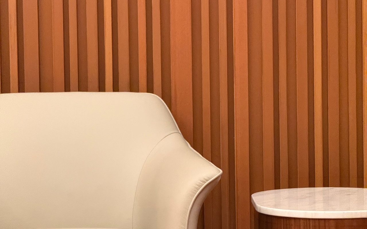 Le même séjour après la pose de l'habillage mural en bois