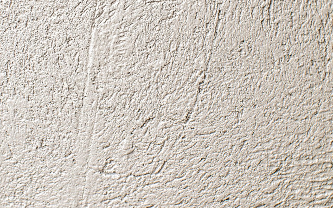 Mur en stucco blanc à la surface irrégulière