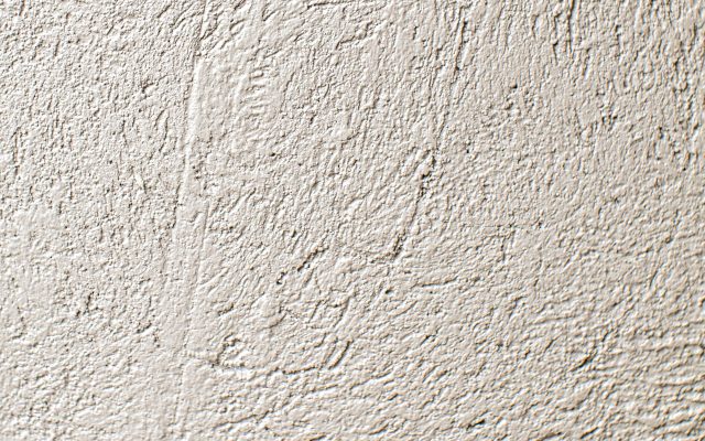 Mur en stucco blanc à la surface irrégulière
