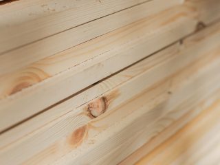 Tasseaux de bois empilés