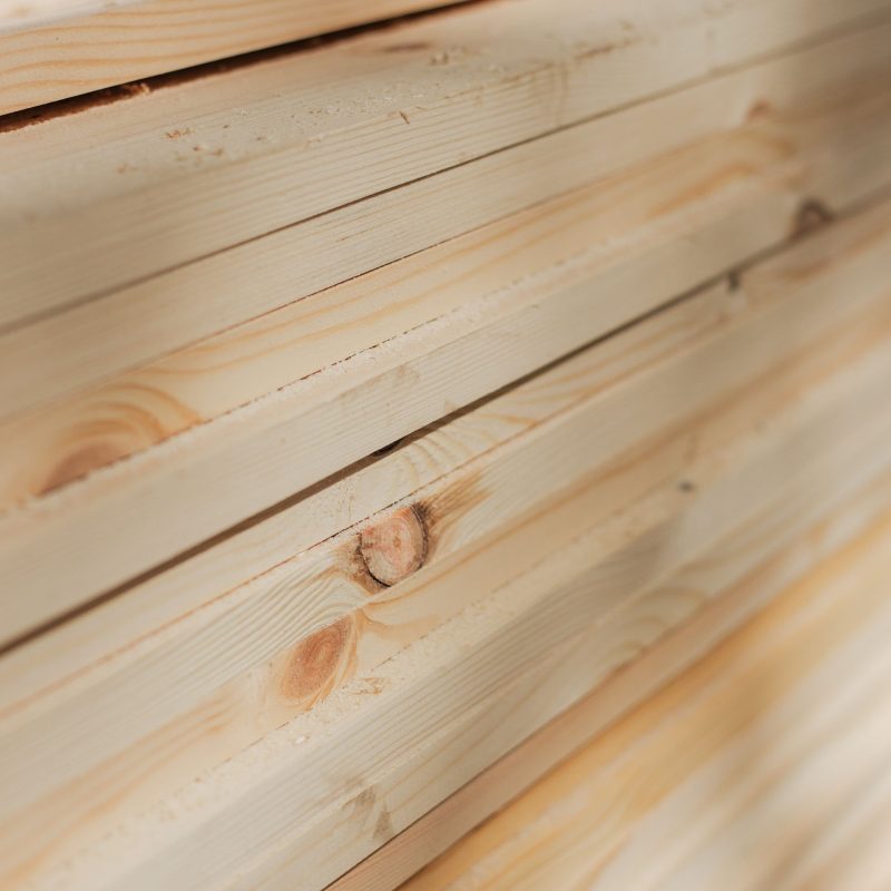 Tasseaux de bois empilés